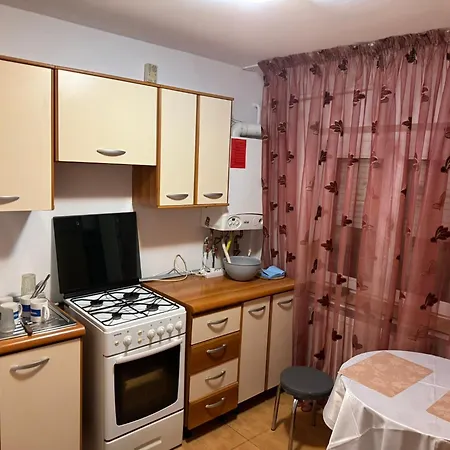 50m2 Cu Pat Matrimonial Si Canapea Extensibila Craiova