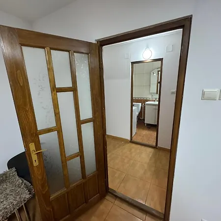 50m2 Cu Pat Matrimonial Si Canapea Extensibila * Craiova